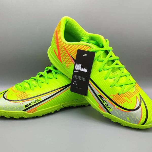 کفش فوتبال مدل چمن مصنوعی یاس رنگ فسفری
