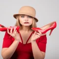 با کفش قرمز چه لباسی بپوشیم؟