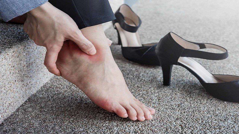عوارض پوشیدن کفش پاشنه بلند