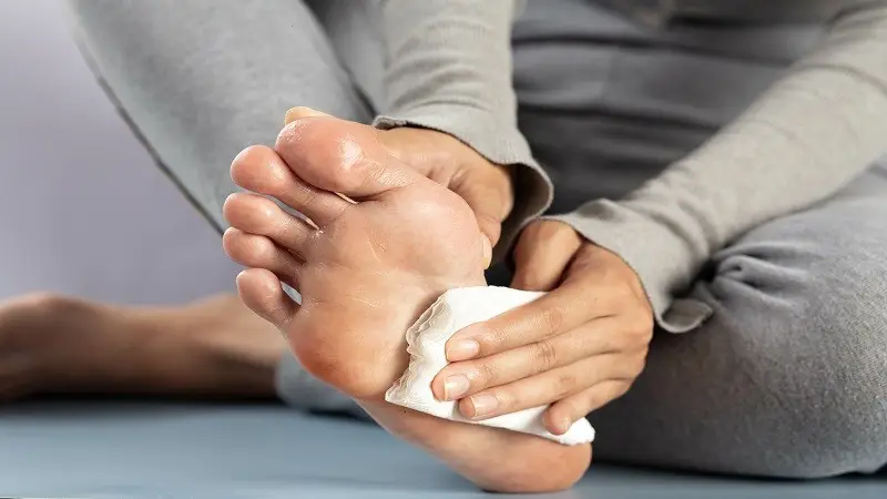چگونه مانع بو گرفتن پا شویم