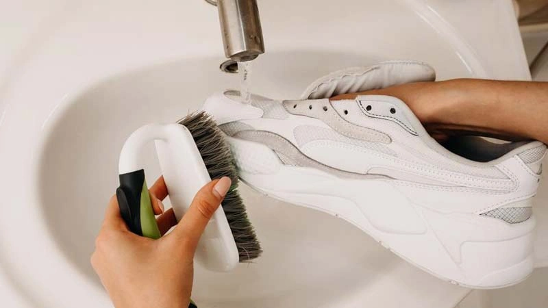 نحوه تمیز کردن کفش های سفید