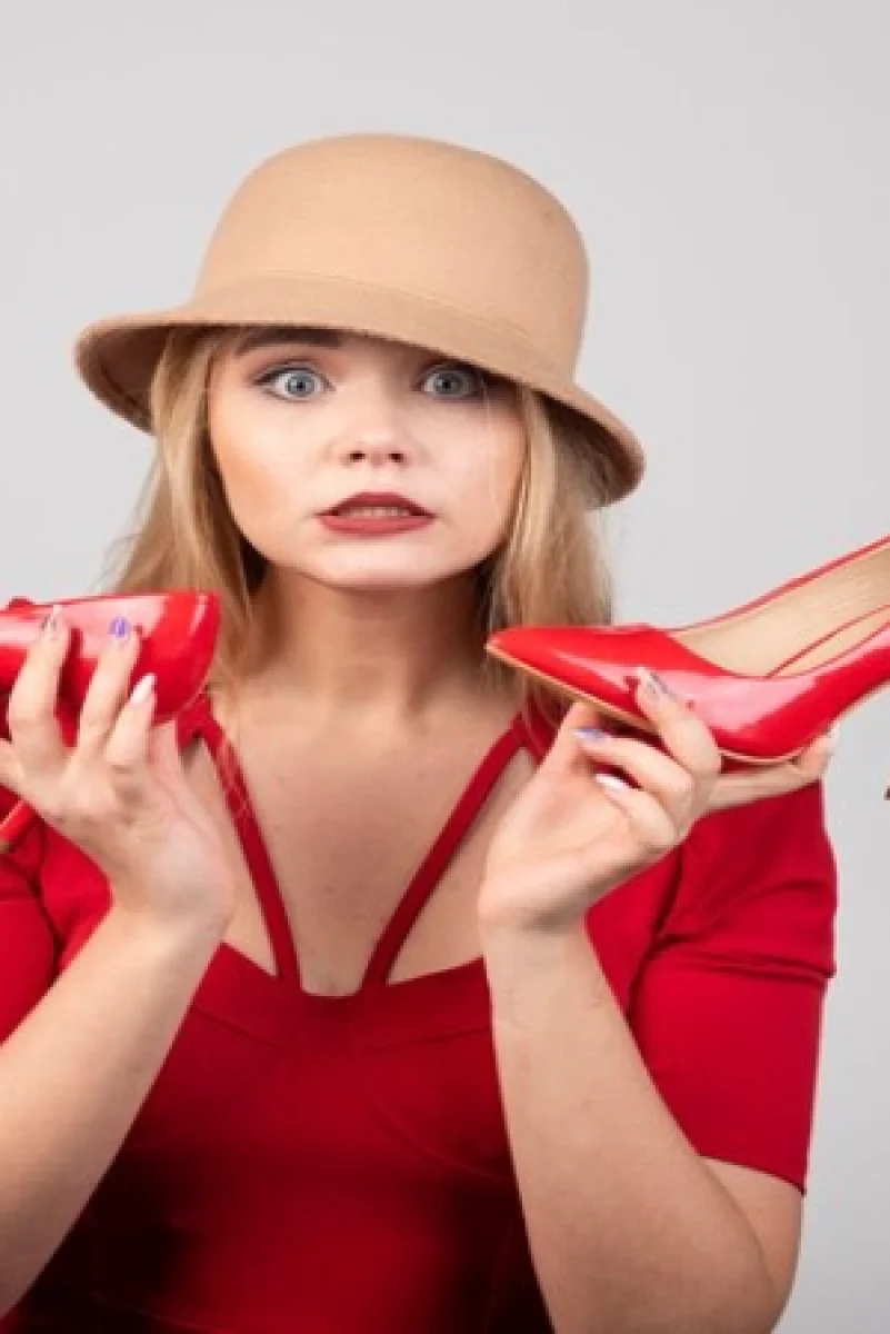 با کفش قرمز چه لباسی بپوشیم؟